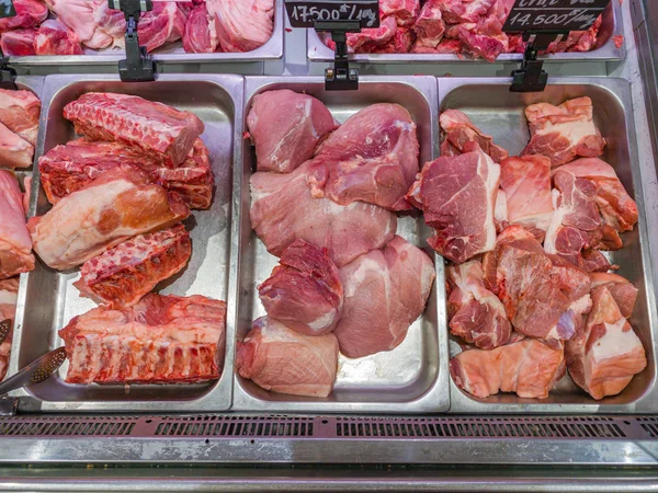 Carne di maiale cruda in vetrina della macelleria — Foto Stock