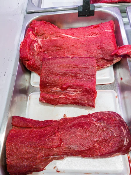 Carne di manzo rosso in vassoio per alimenti in vendita al supermercato — Foto Stock