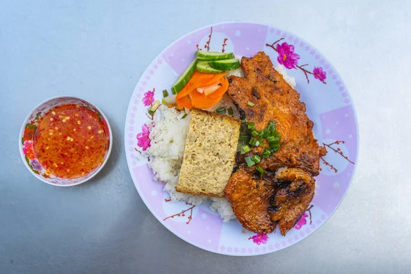 Assiette de riz haché de porc vietnamien sur la table — Photo