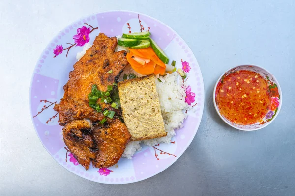 Foto vista superior de arroz chuleta de cerdo vietnamita — Foto de Stock