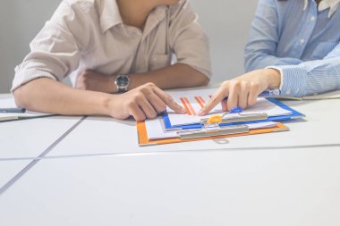 İş ekibi bir rapor üzerinde tartışıyor