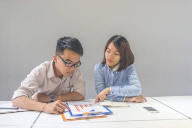 İş adamları mali raporda grafiği tartışıyor