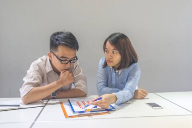 İş ekibi mali belge hakkında görüştü