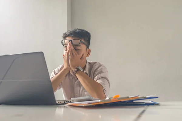 Cansado no escritório fechando os olhos, pensando no negócio — Fotografia de Stock