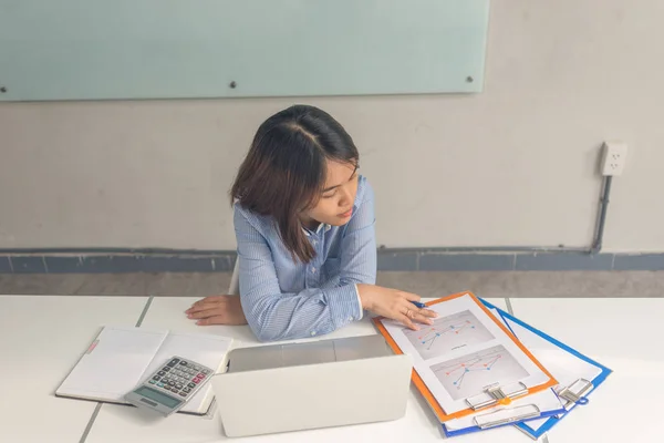 Asiática jovem empresária ler relatórios na sala de negócios — Fotografia de Stock