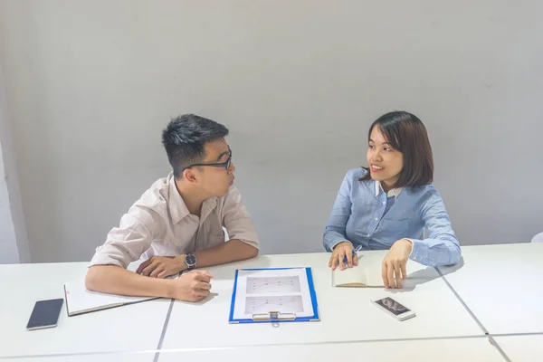 Asian employees talking in the meeting room — Stock Photo, Image