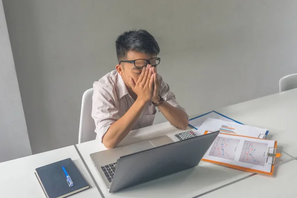 Азиатский бизнесмен чувствует головную боль, усталость и усталость в бизнес-зале — стоковое фото