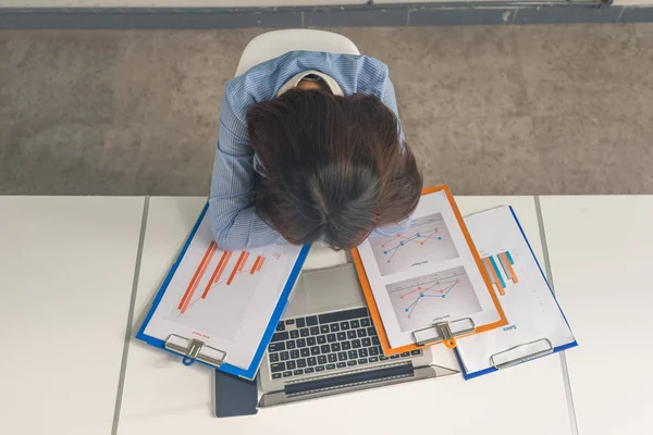 Empresária exausta dormindo na sala de reuniões — Fotografia de Stock