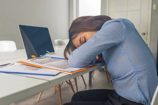 Contabilista empresária cansada dormindo com relatório e pastas de papel no escritório — Fotografia de Stock