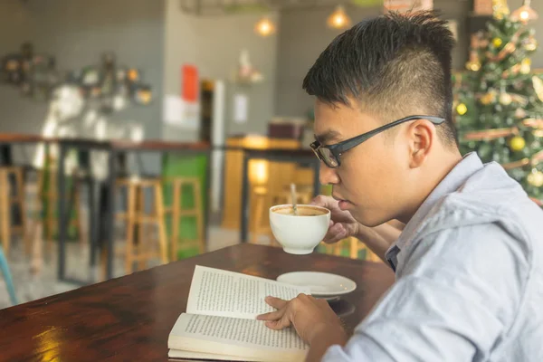 Ázsiai egyetemi hallgatók kávéznak és könyveket olvasnak — Stock Fotó