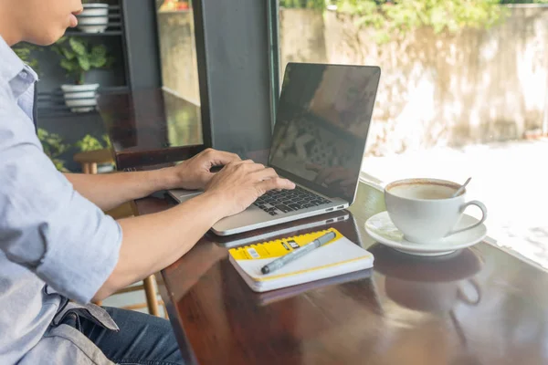 Joven escribiendo en el ordenador portátil — Foto de Stock