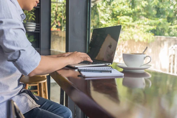 Hombre usando ordenador portátil — Foto de Stock