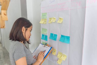 Mali tablolarda verileri kontrol eden genç kadın