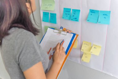 Ekonomi çalışanı mali raporları okuyor ve verileri kontrol ediyor