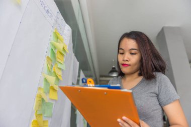 Ofiste mali belge okuyan kadın