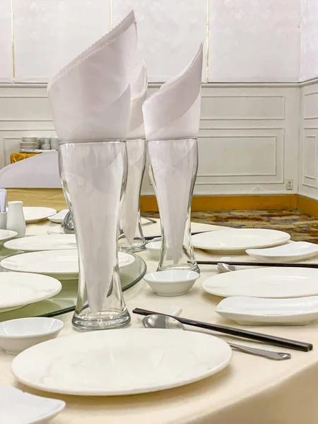 Primer plano de hermosa mesa de banquete blanco con gafas — Foto de Stock