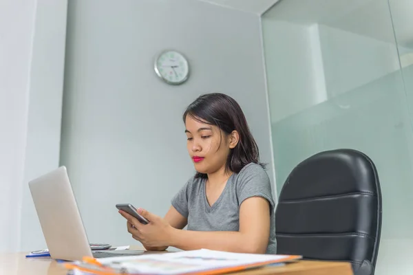 Mujer asiática usando smartphone para buscar información en Internet — Foto de Stock