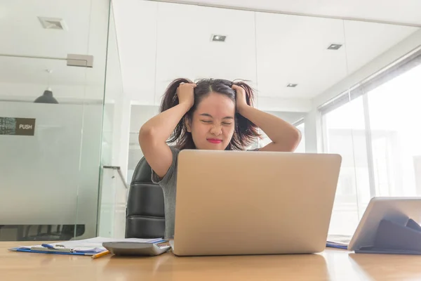 Asijské podnikatelka pocit přes stresu s ní každodenní podnikání — Stock fotografie