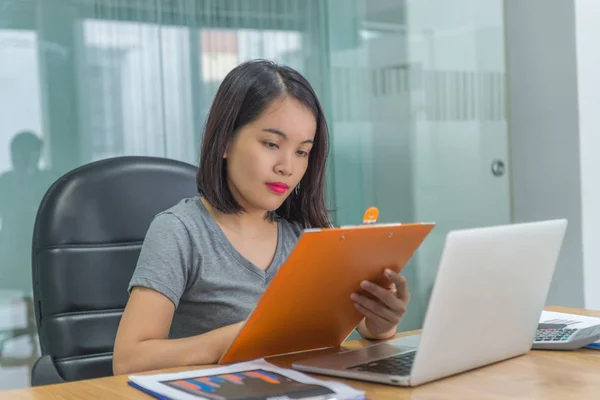 Empresaria leyendo informes financieros para hacer investigación sobre ingresos empresariales — Foto de Stock