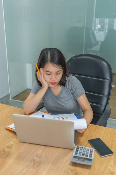 Escritório menina analisando e revendo relatório antes de enviar ao chefe — Fotografia de Stock