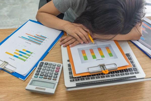 Freelancer jovem se sentir cansado, frustrado e adormecer no laptop — Fotografia de Stock