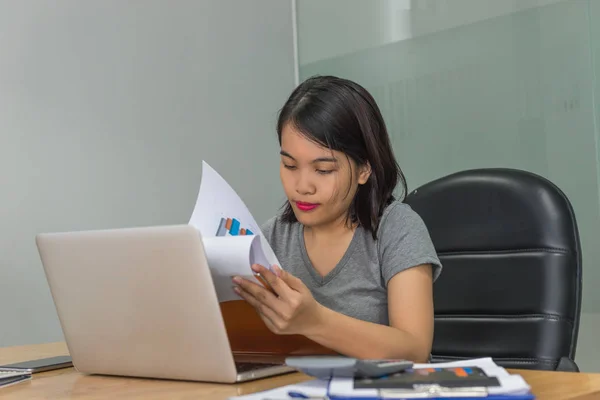 Mujer de negocios asiática leyendo y comprobando informe financiero en la oficina — Foto de Stock