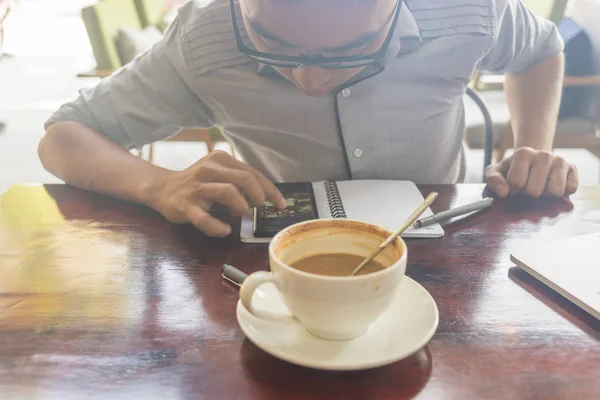 Hombre joven usando Smartphone — Foto de Stock