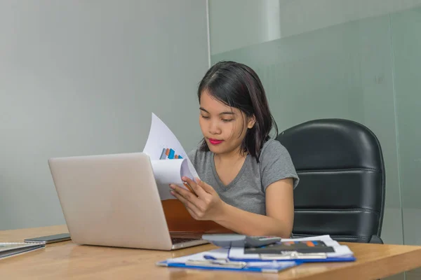 Mujer de negocios asiática leyendo y comprobando informes financieros — Foto de Stock