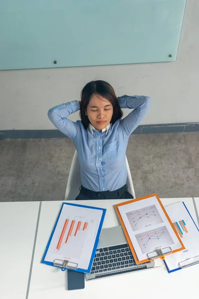 Joven mujer de negocios cerrar los ojos y dormir después de leer informes financieros — Foto de Stock