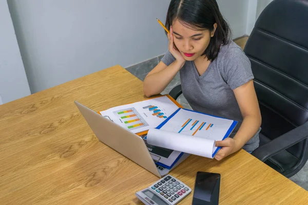 Mujer de negocios leyendo informe sobre finanzas — Foto de Stock