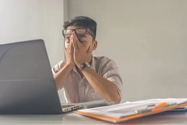 Asiático empregado tirar uma soneca depois de trabalhar sob alta pressão — Fotografia de Stock