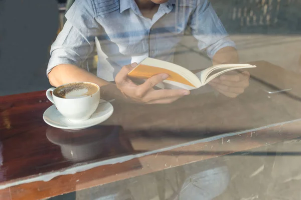 Fiatalember könyvet olvas a napsütéses reggelen — Stock Fotó