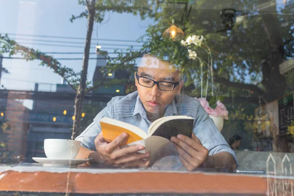 Fiatalember élvezze a szabad időt a könyv — Stock Fotó