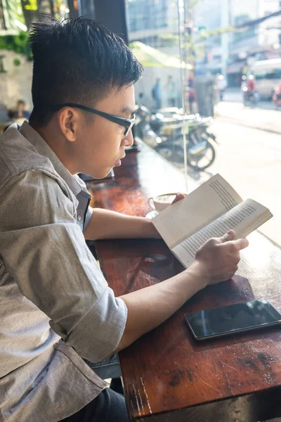 Ásia homem leitura livro no o manhã — Fotografia de Stock