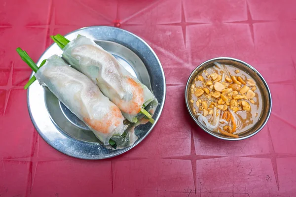 Fresh Vietnamese rice paper shrimp rolls served with peanut sauce — Stock Photo, Image