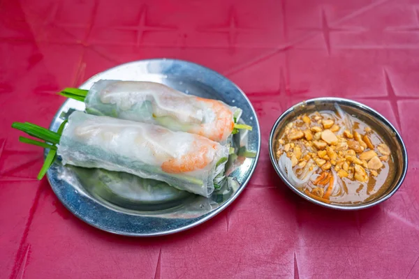 Vietnamese cuisine- rice paper spring roll served with peanut sauce — Stock Photo, Image