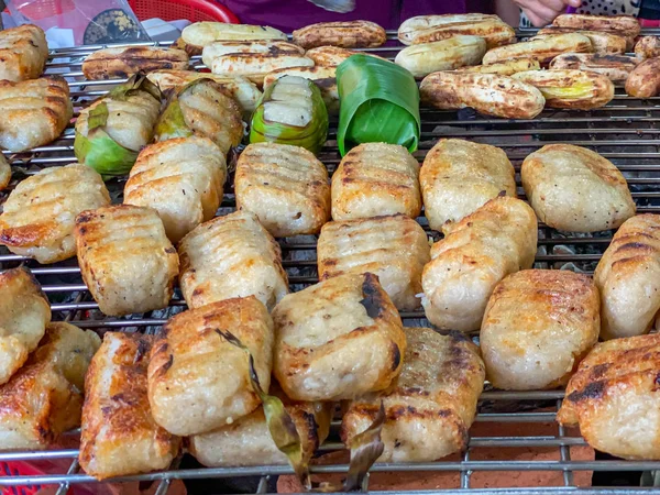 Cambodian grilled sticky rice banana at street food market — Stock Photo, Image
