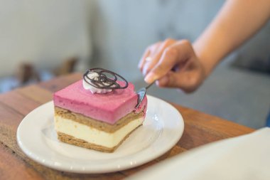 Kadın elleri kaşıkla pasta kesiyor