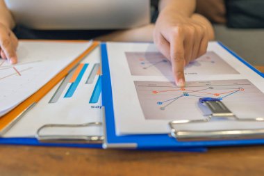 Ofisteki mali belgeleri karşılaştıran genç bir iş kadını.