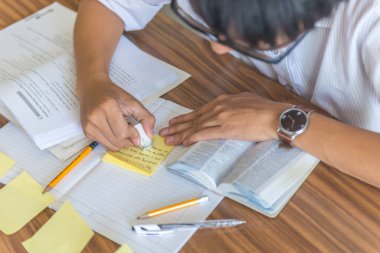 Silgi kullanarak ve ödev yaparak öğrencilere sıkı çalışma