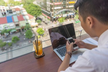 adam okuma mesaj smartphone cep telefonu ile