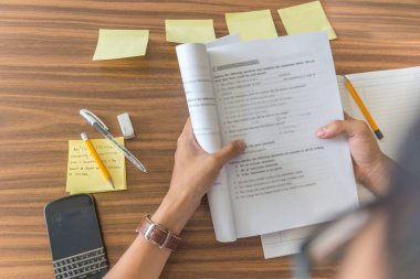 Öğrenci kitapta yeni bir dil öğreniyor ve pratik yapıyor