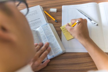 Öğrenci yapışkan notlara yazıyor