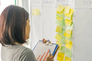 İş kadını, satış çizelgesi taşıyor ve okuyor.