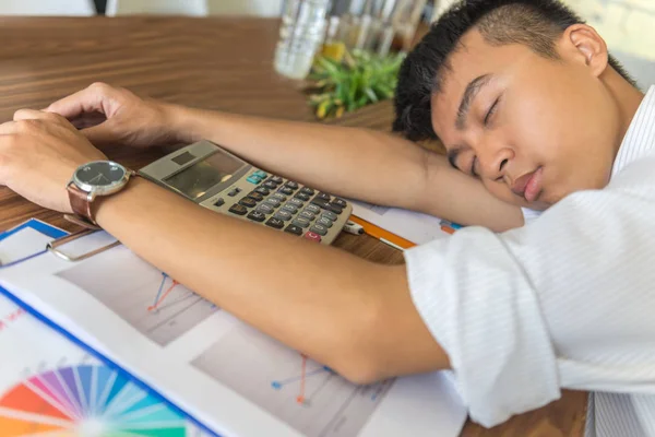 Müder Mann schließt Augen und schläft — Stockfoto