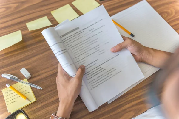 Erkek eli defter tutar ve ikinci dili öğrenir.