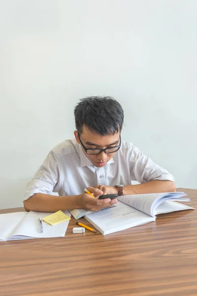 Foto vertical de jovem estudante do sexo masculino usando smartphone — Fotografia de Stock