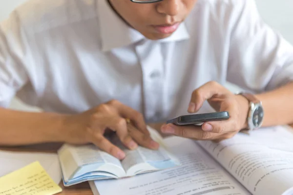 Férfi használ okostelefon és tanul angol leckét — Stock Fotó