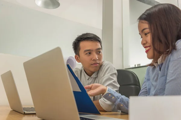 Grupo de jóvenes empresarios que trabajan juntos en una oficina creativa — Foto de Stock