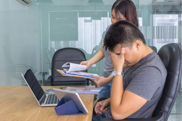 Podnikatel cítí bolest hlavy v obchodní kanceláři — Stock fotografie